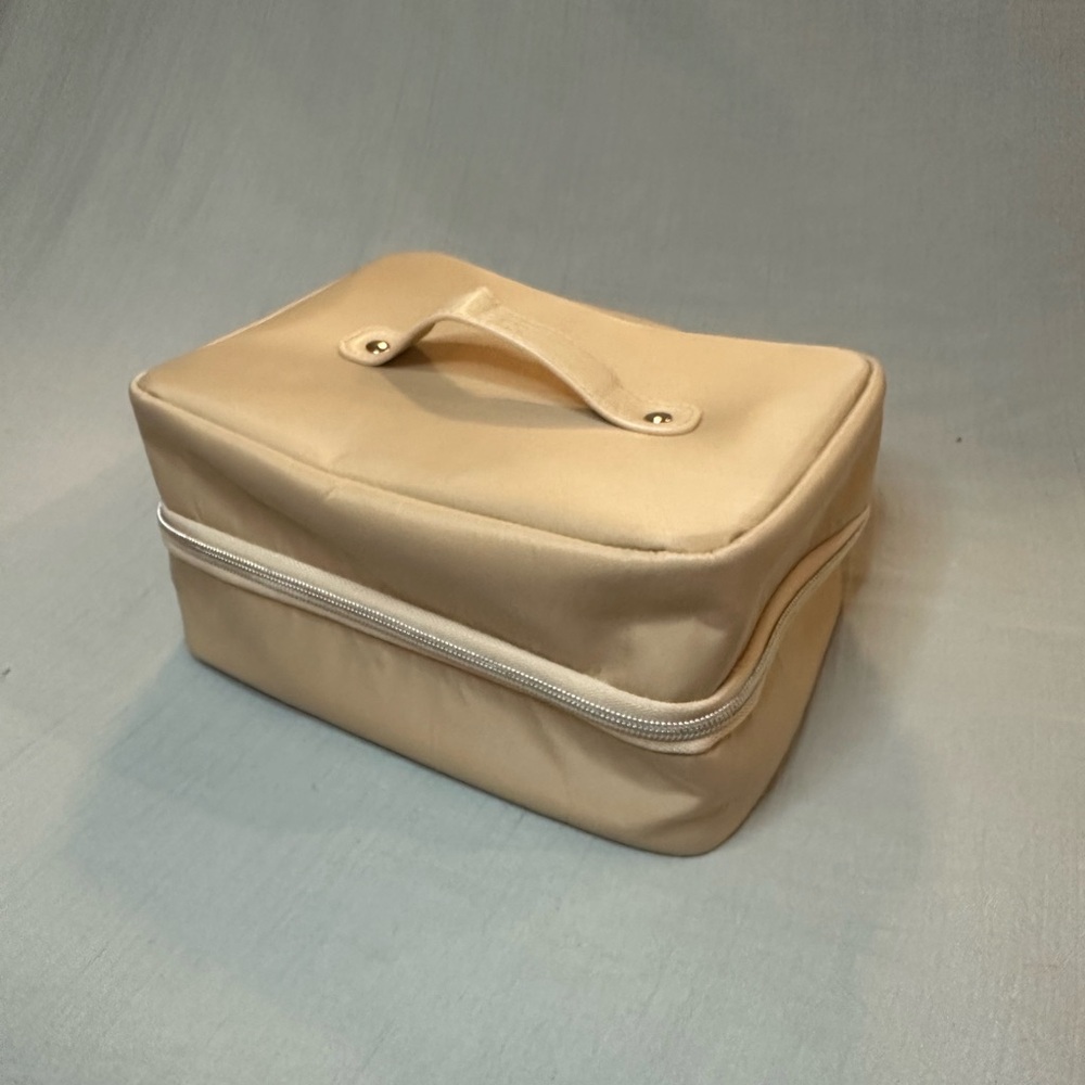 The Hanging Cosmetic Case - Picture 2 of 10